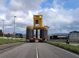 La pieza en su traslado desde el PEPA a los muelles de Valliniello con los edificios industriales detrás que permiten ver sus dimensiones.