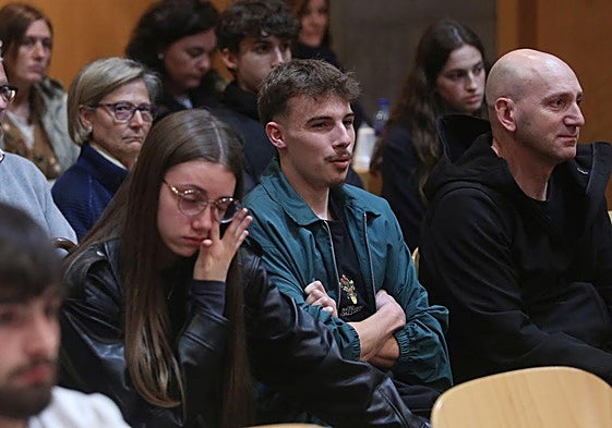 El hijo de Teresa Aladro, segundo por la derecha, durante la lectura del veredicto en la Audiencia Provincial.