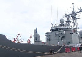 En el interior de la fragata Santa María, el buque de la Armada atracado en El Musel