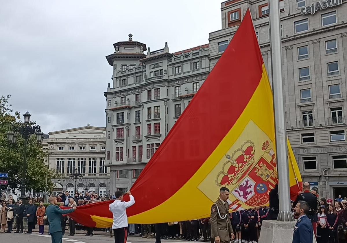 Momento del izado de la bandera en Oviedo.