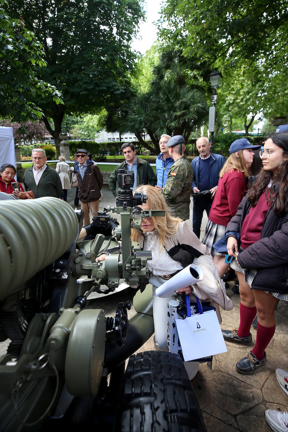 Oviedo se transforma en un escenario militar: así es la exposición en el Bombé