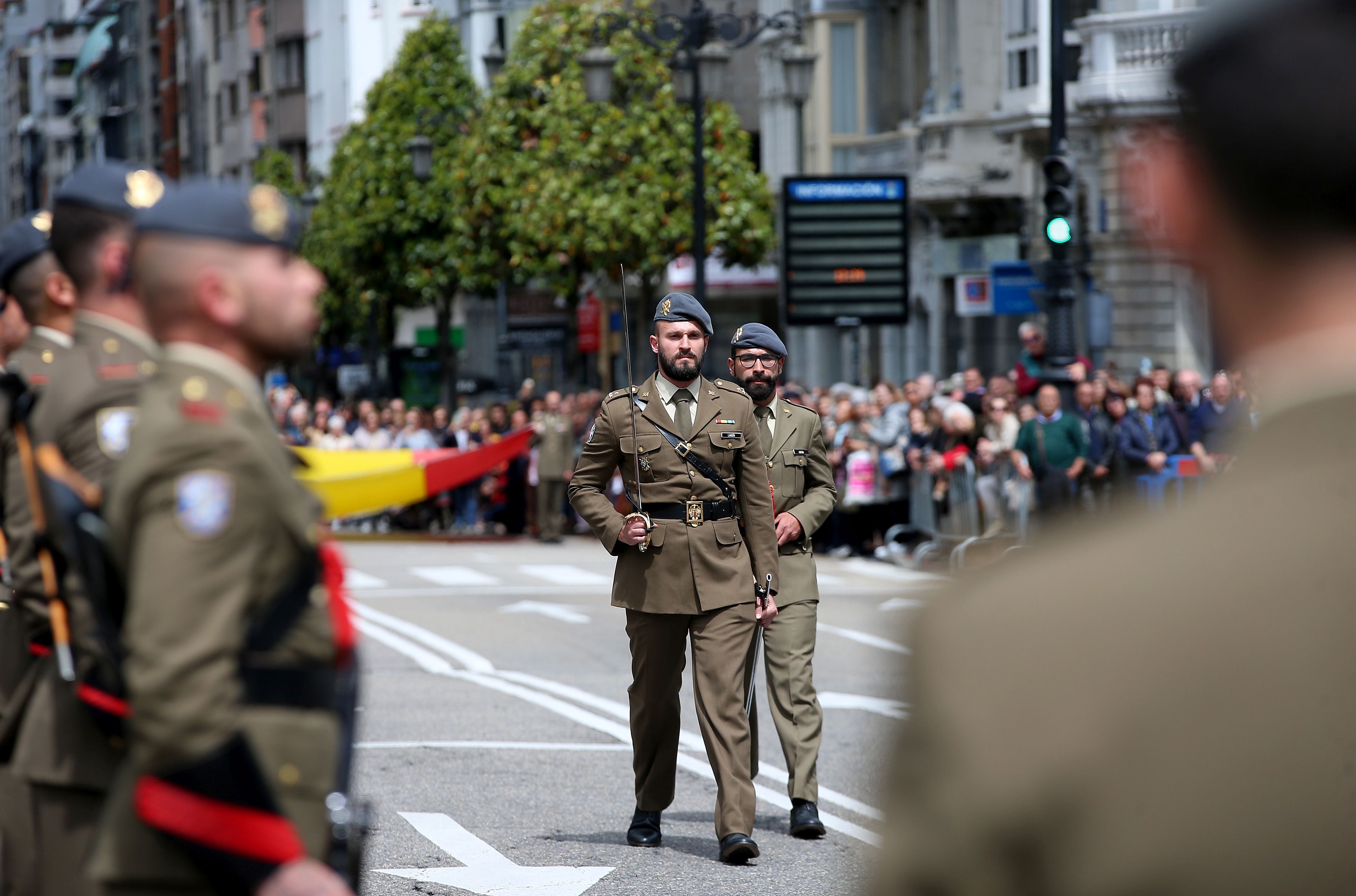 Multitudinario izado de la bandera de España en Oviedo