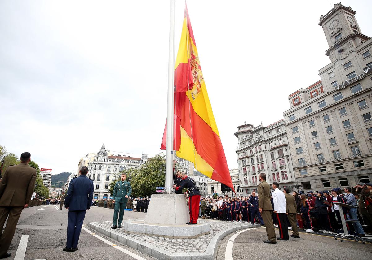 Multitudinario izado de la bandera de España en Oviedo