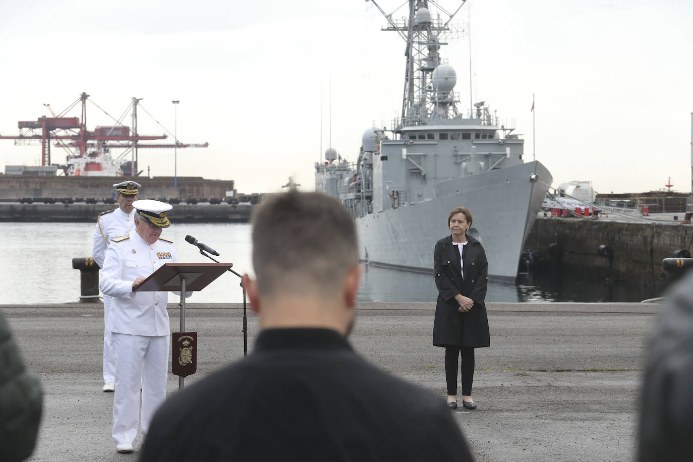 Buques, carros de combate y helicópteros de la Armada, atracados en el puerto de Gijón