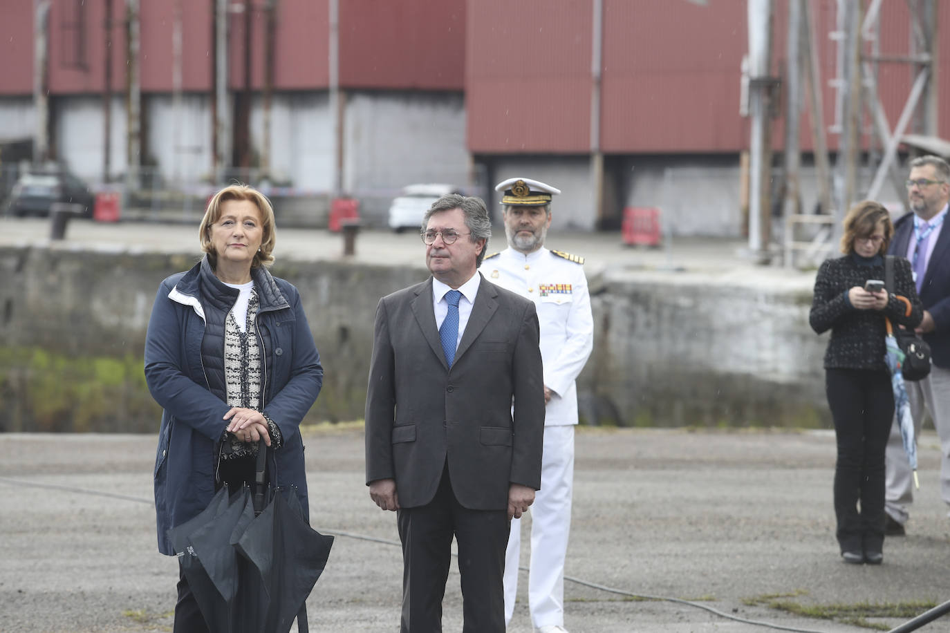 Buques, carros de combate y helicópteros de la Armada, atracados en el puerto de Gijón