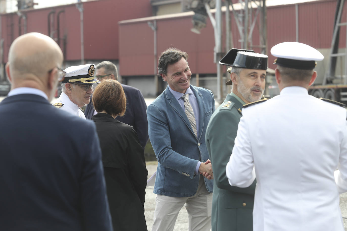 Buques, carros de combate y helicópteros de la Armada, atracados en el puerto de Gijón