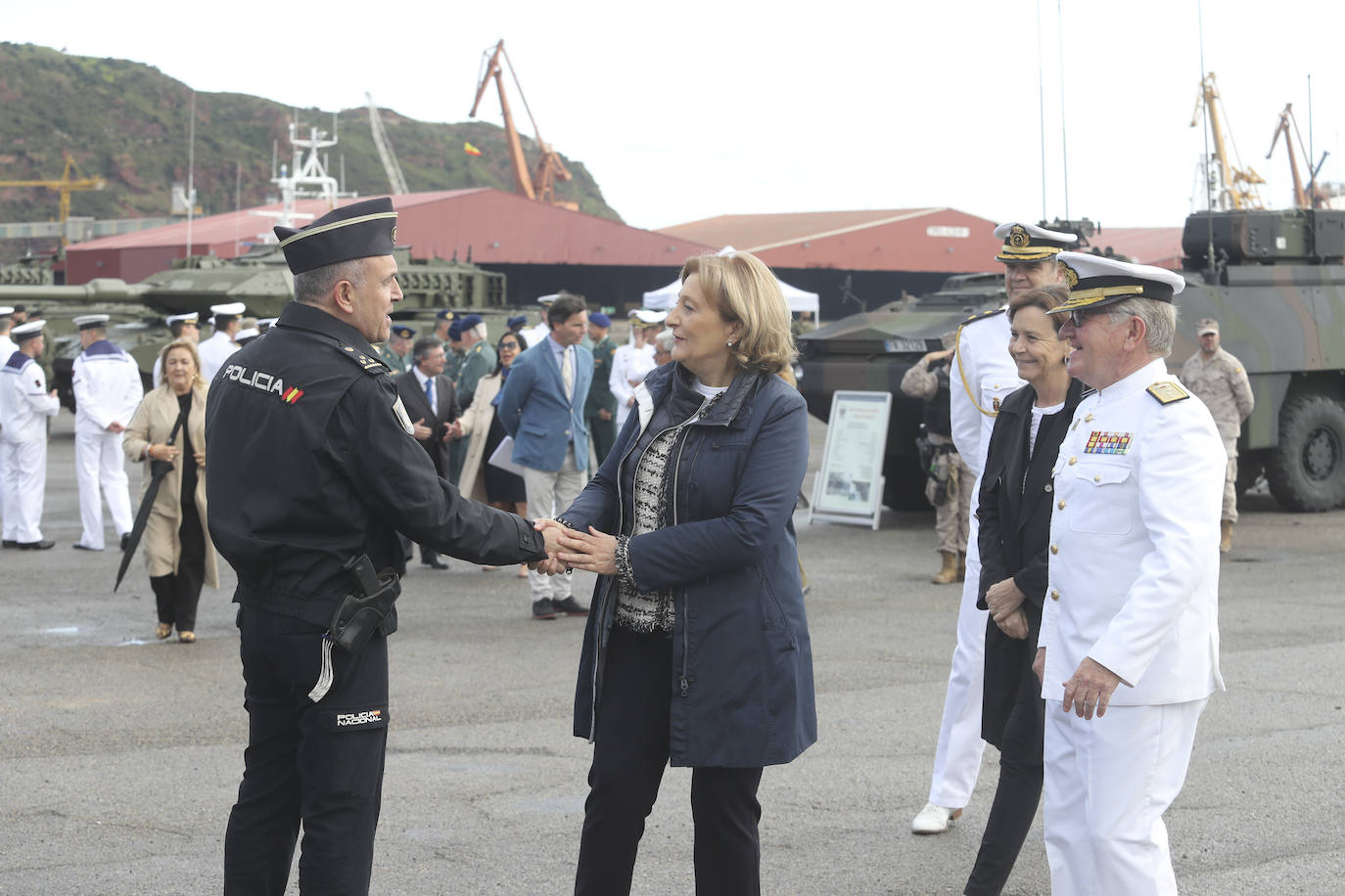 Buques, carros de combate y helicópteros de la Armada, atracados en el puerto de Gijón