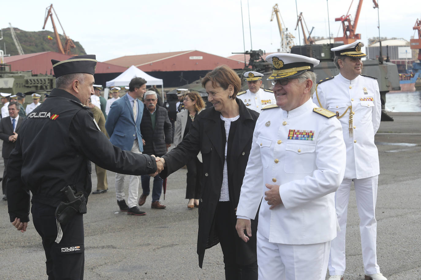Buques, carros de combate y helicópteros de la Armada, atracados en el puerto de Gijón