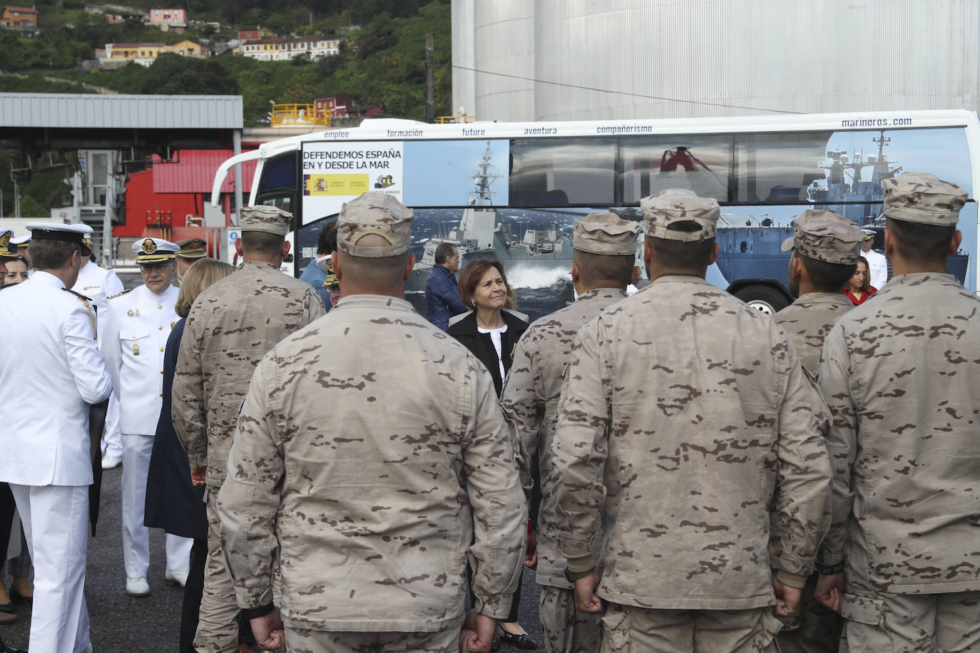 Buques, carros de combate y helicópteros de la Armada, atracados en el puerto de Gijón