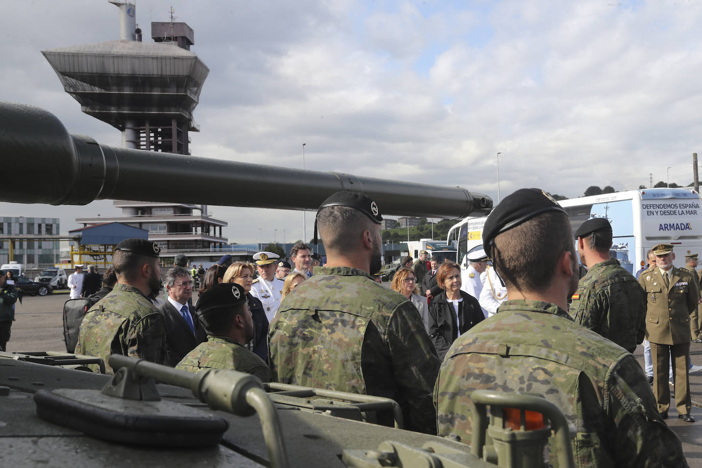 Buques, carros de combate y helicópteros de la Armada, atracados en el puerto de Gijón