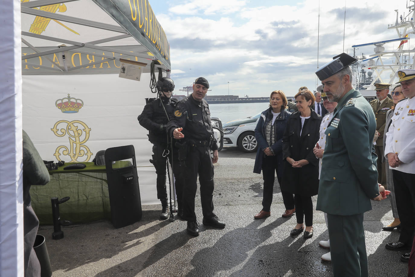 Buques, carros de combate y helicópteros de la Armada, atracados en el puerto de Gijón