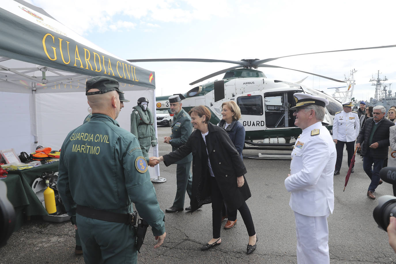 Buques, carros de combate y helicópteros de la Armada, atracados en el puerto de Gijón