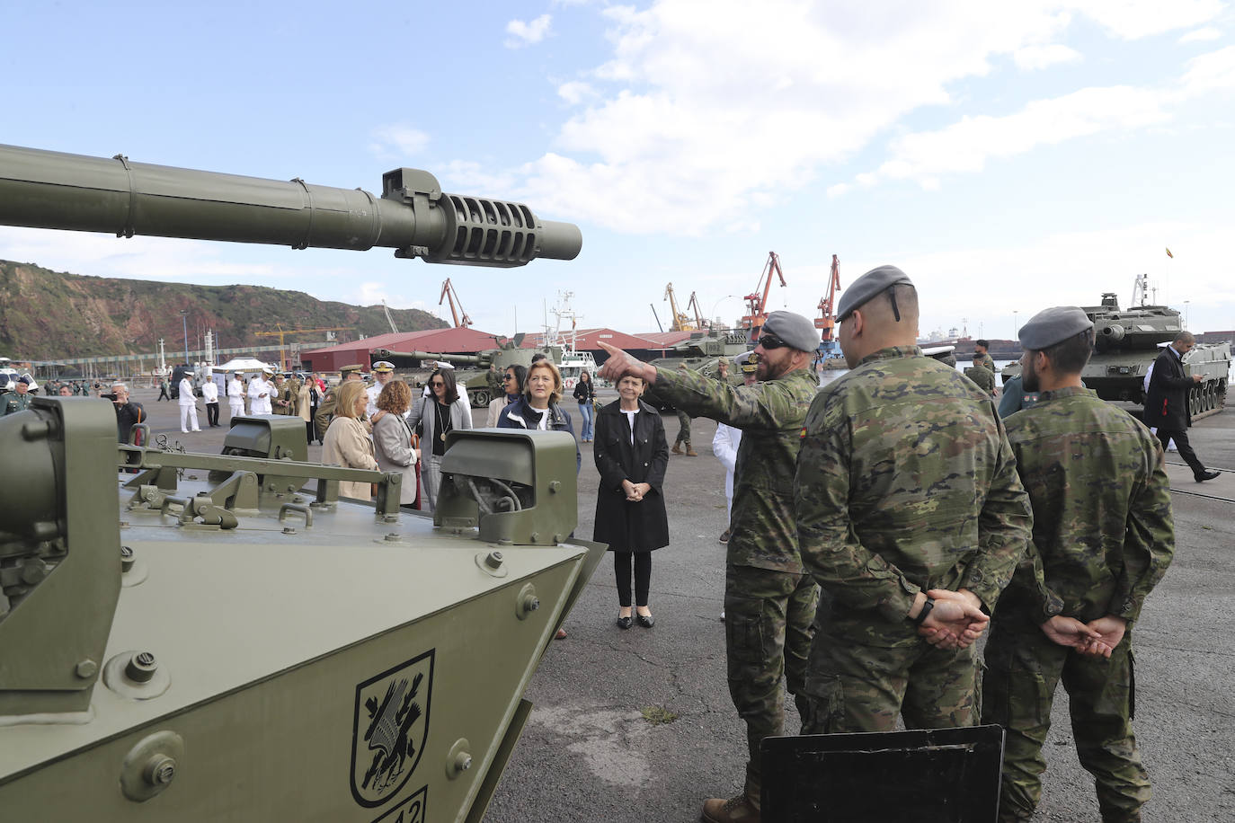 Buques, carros de combate y helicópteros de la Armada, atracados en el puerto de Gijón