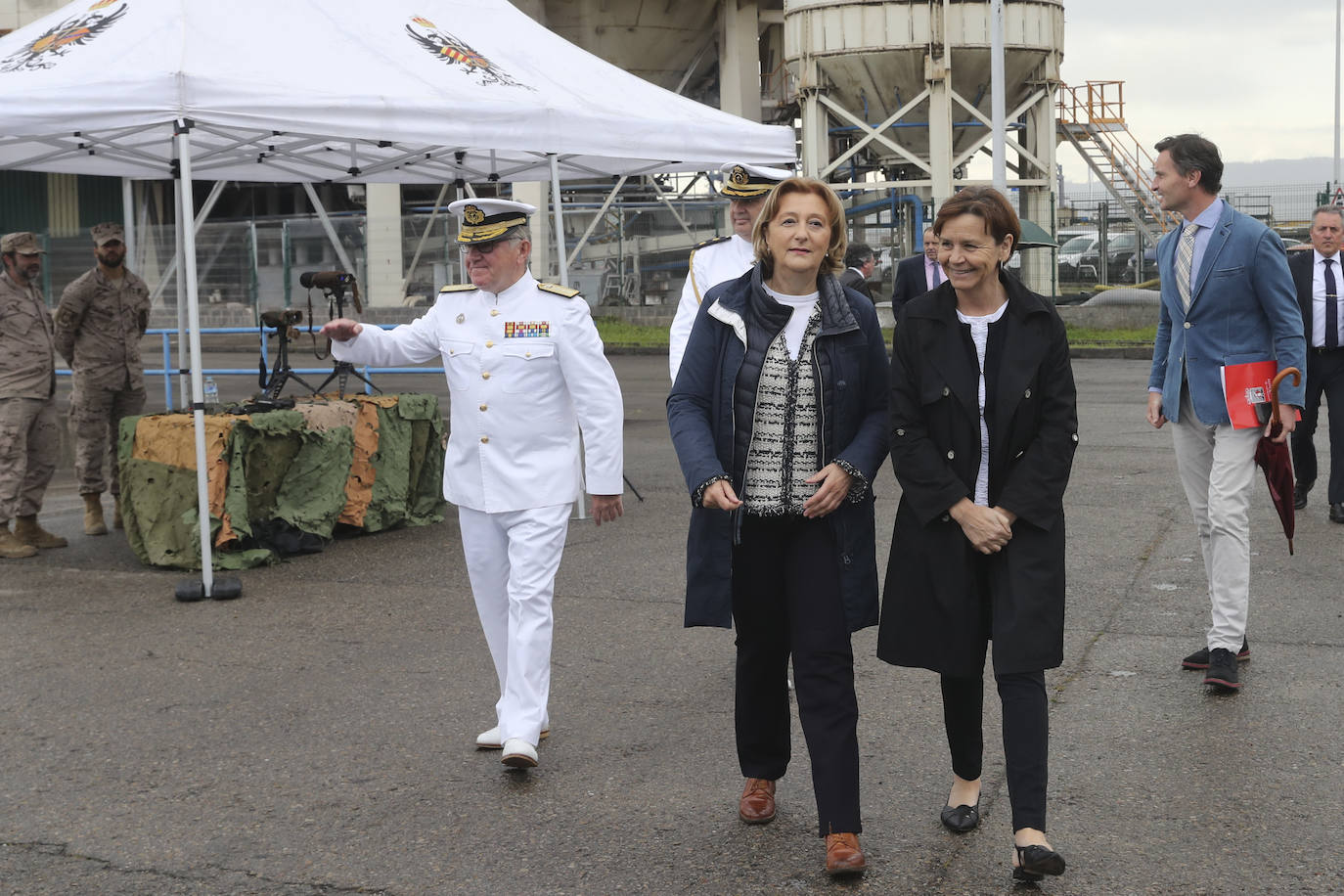 Buques, carros de combate y helicópteros de la Armada, atracados en el puerto de Gijón