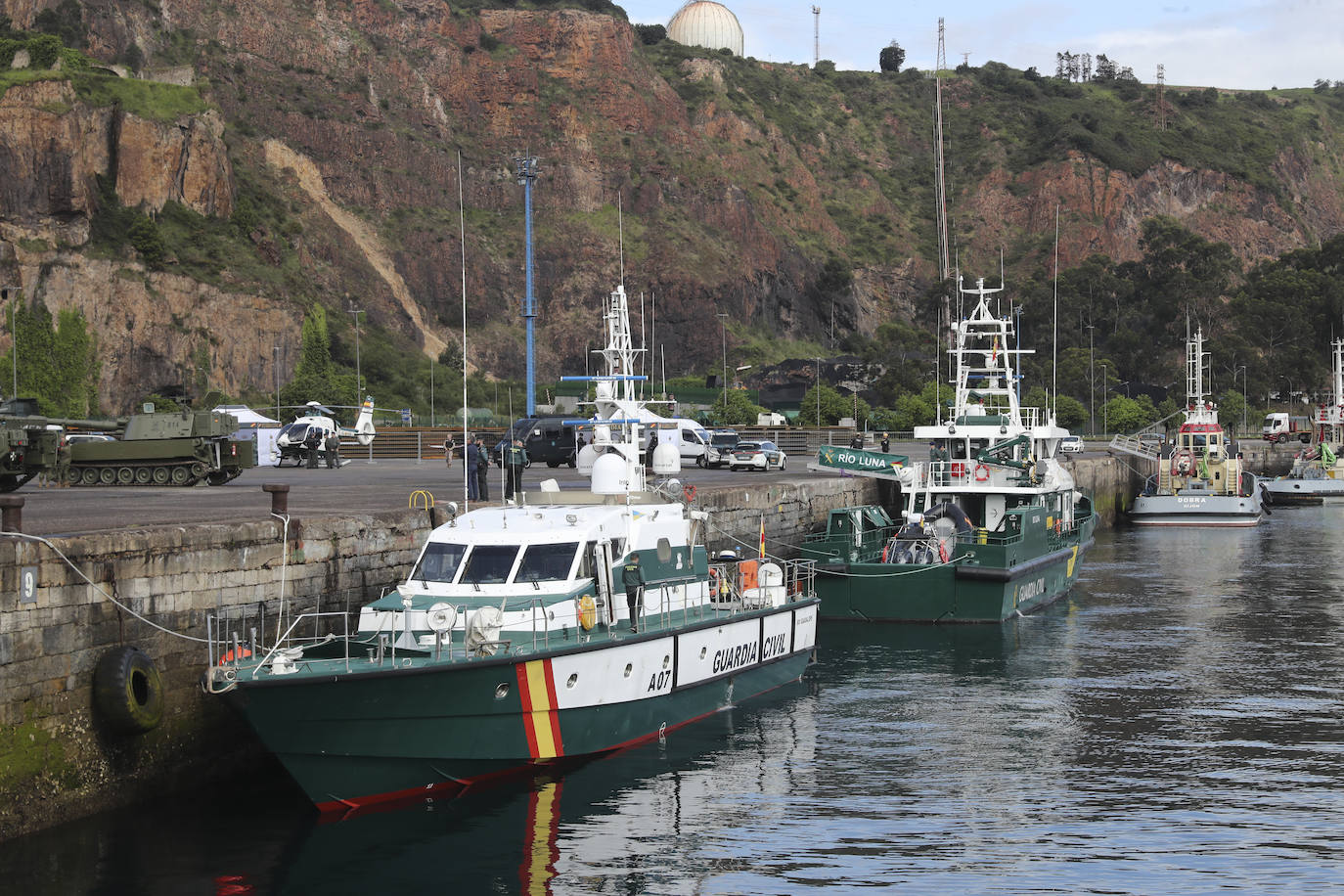 Buques, carros de combate y helicópteros de la Armada, atracados en el puerto de Gijón