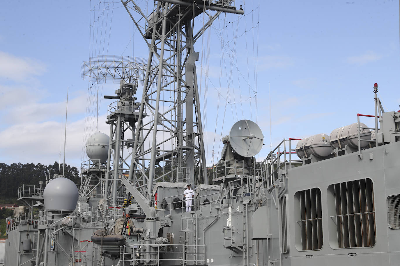 Buques, carros de combate y helicópteros de la Armada, atracados en el puerto de Gijón