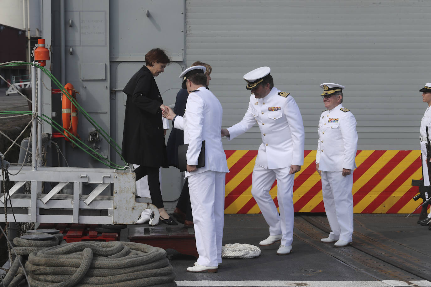 Buques, carros de combate y helicópteros de la Armada, atracados en el puerto de Gijón