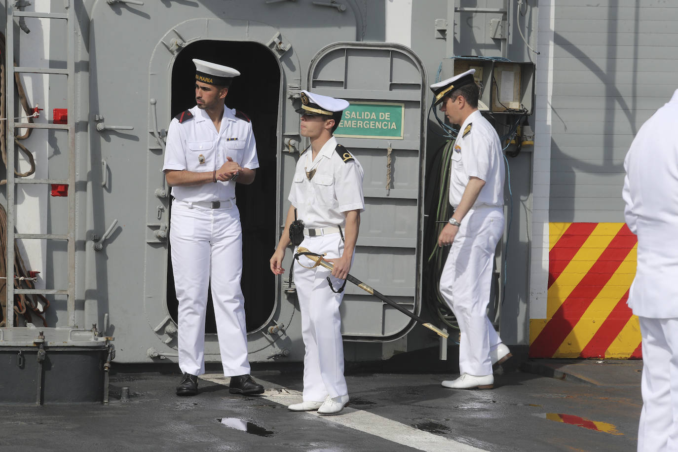 Buques, carros de combate y helicópteros de la Armada, atracados en el puerto de Gijón