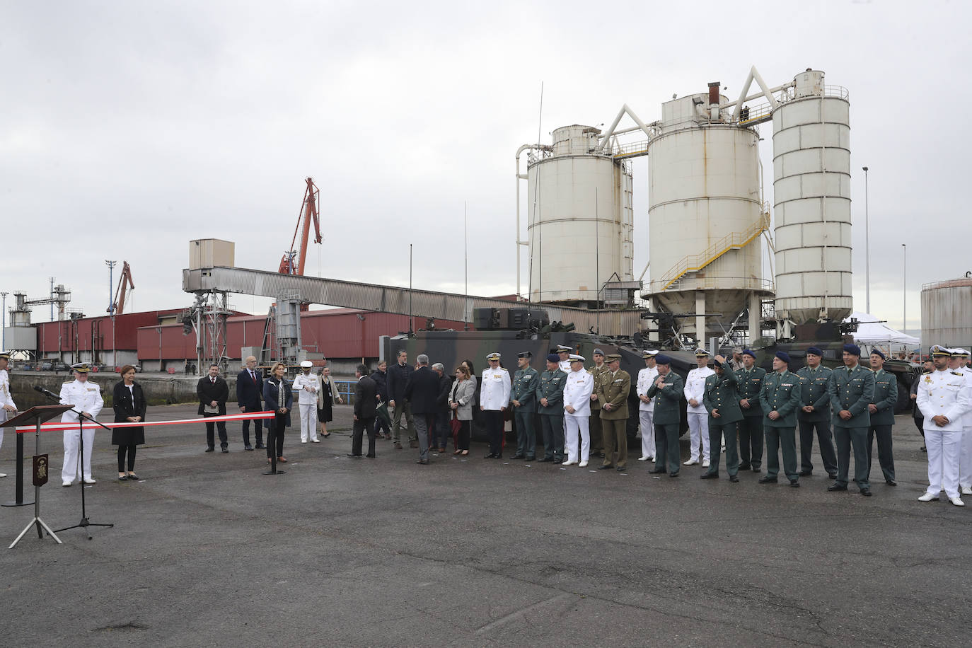 Buques, carros de combate y helicópteros de la Armada, atracados en el puerto de Gijón