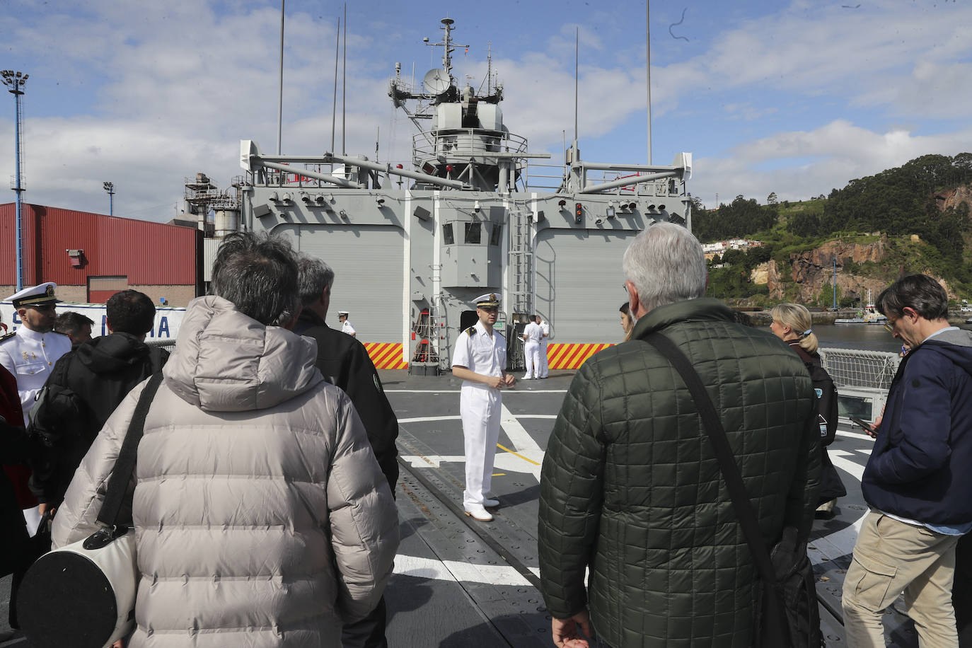 Buques, carros de combate y helicópteros de la Armada, atracados en el puerto de Gijón