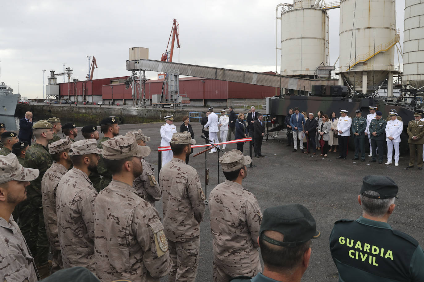 Buques, carros de combate y helicópteros de la Armada, atracados en el puerto de Gijón
