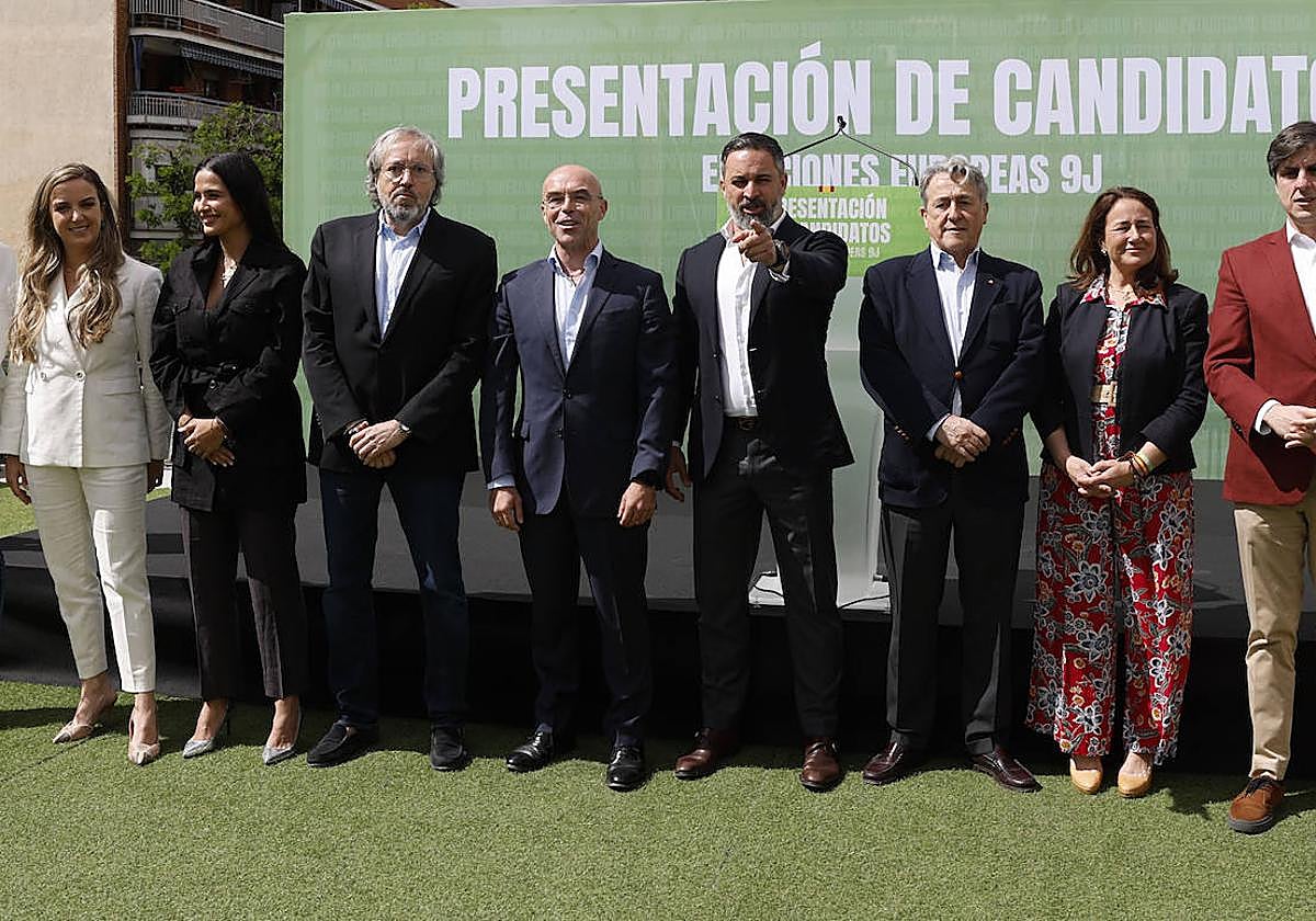 El líder de Vox, Santiago Abascal, posa para una foto de familia junto a Juan Carlos Girauta, Jorge Buxadé y Hermann Tertsch y el resto de candidatos del partido a las elecciones europeas durante el acto de presentación de los mismos este viernes en el palacio de Vistalegre en Madrid.