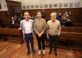 Ovidio Zapico, Cristina Pontón y Gaspar Llamazares, ayer, en el Edificio Histórico de la Universidad.