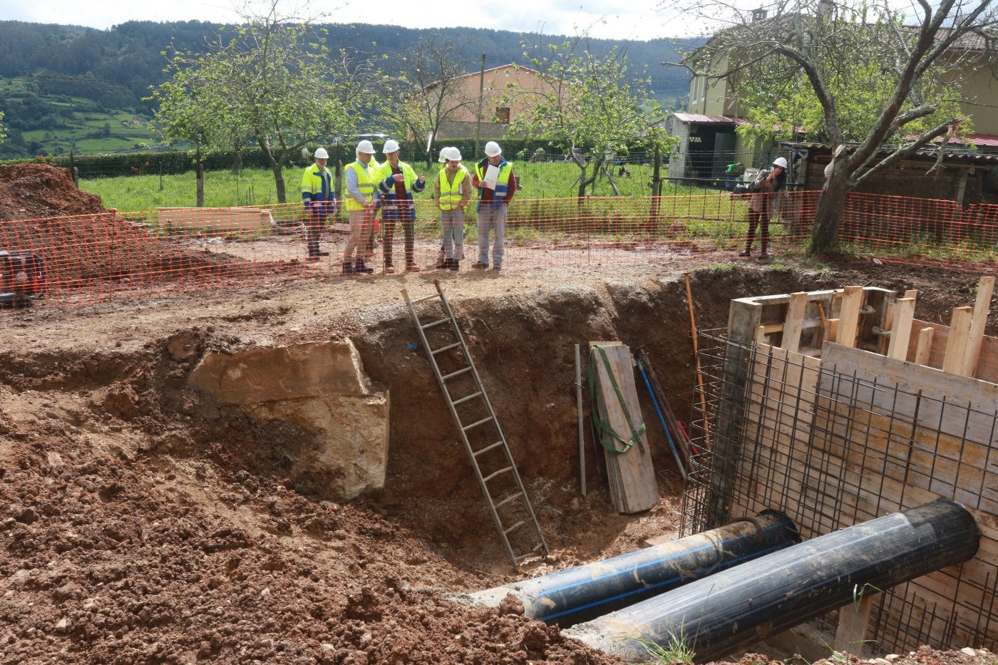 Uno de los tramos de la traída de Los Arrudos en trabajos de remozado se sitúa en la parroquia de Fano, adonde ayer acudió el concejal Martínez Salvador.