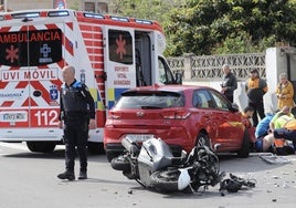 Sanitarios atienden al herido y un policía controla la zona.