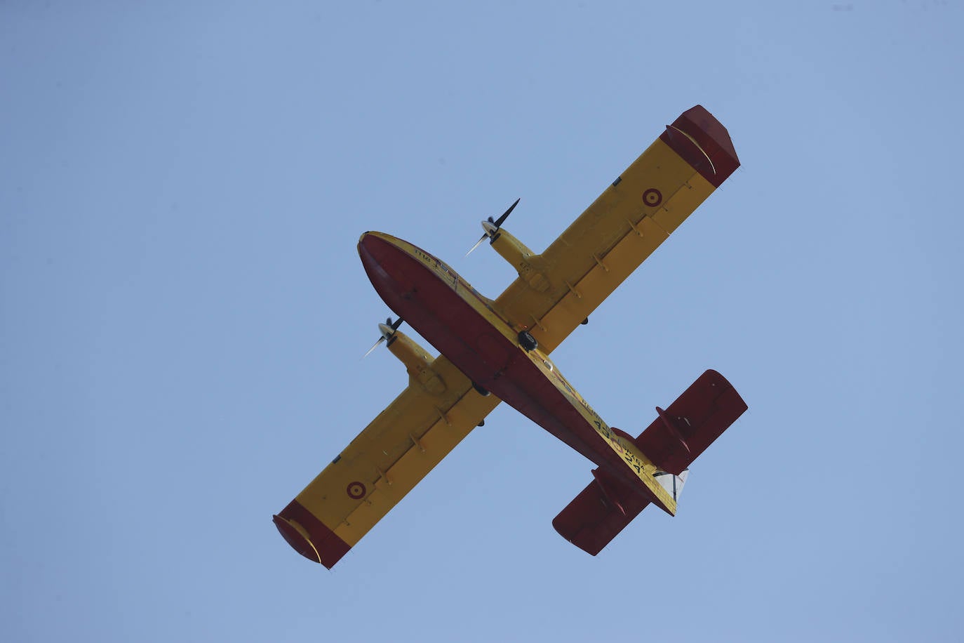 Aeronaves del Ejército del Aire, del de Tierra y de la Armada en el cielo de Gijón