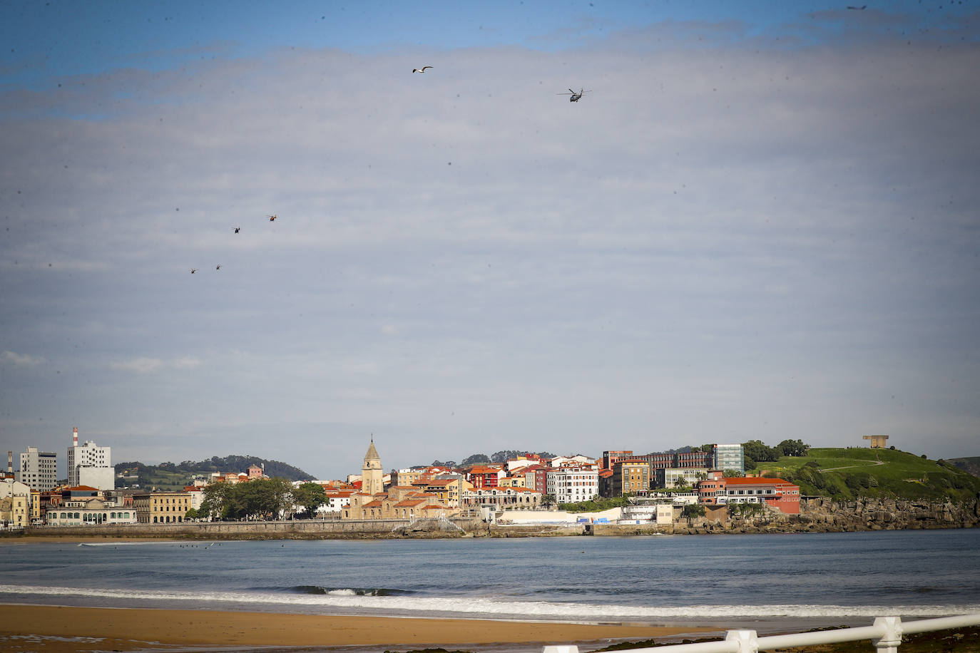 Aeronaves del Ejército del Aire, del de Tierra y de la Armada en el cielo de Gijón