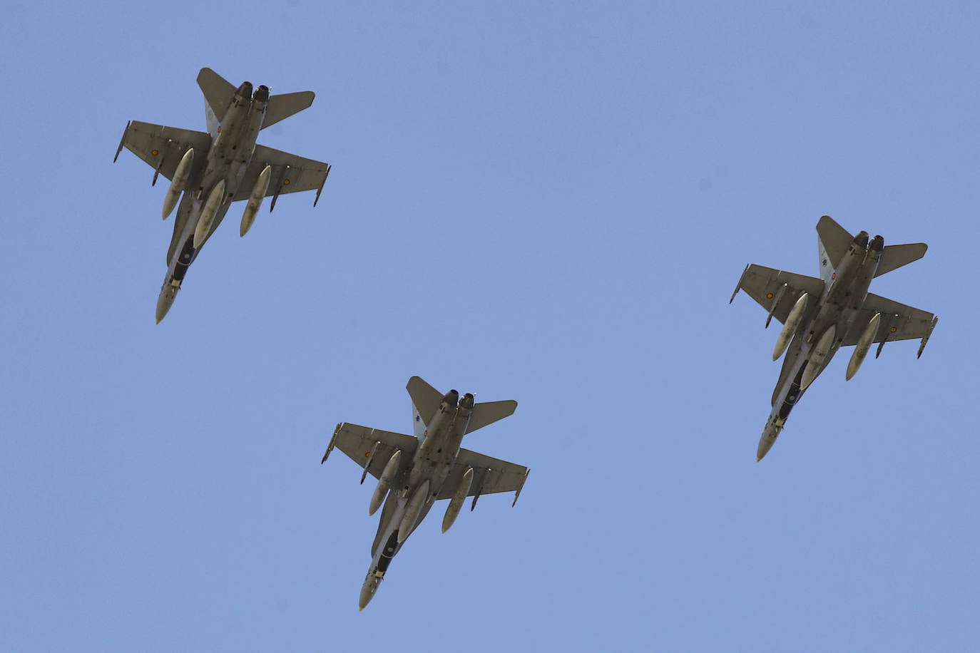 Aeronaves del Ejército del Aire, del de Tierra y de la Armada en el cielo de Gijón