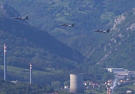 Las aeronaves sobrevolando Oviedo.