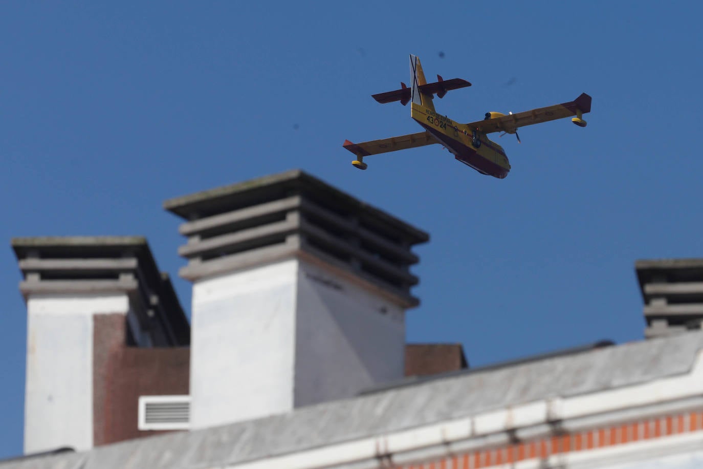 Aeronaves del Ejército del Aire, del de Tierra y de la Armada en el cielo de Gijón