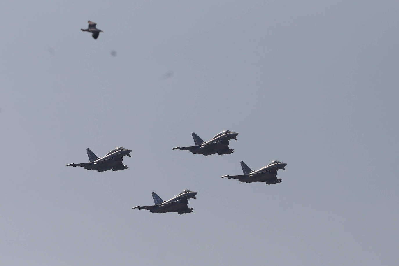 Aeronaves del Ejército del Aire, del de Tierra y de la Armada en el cielo de Gijón