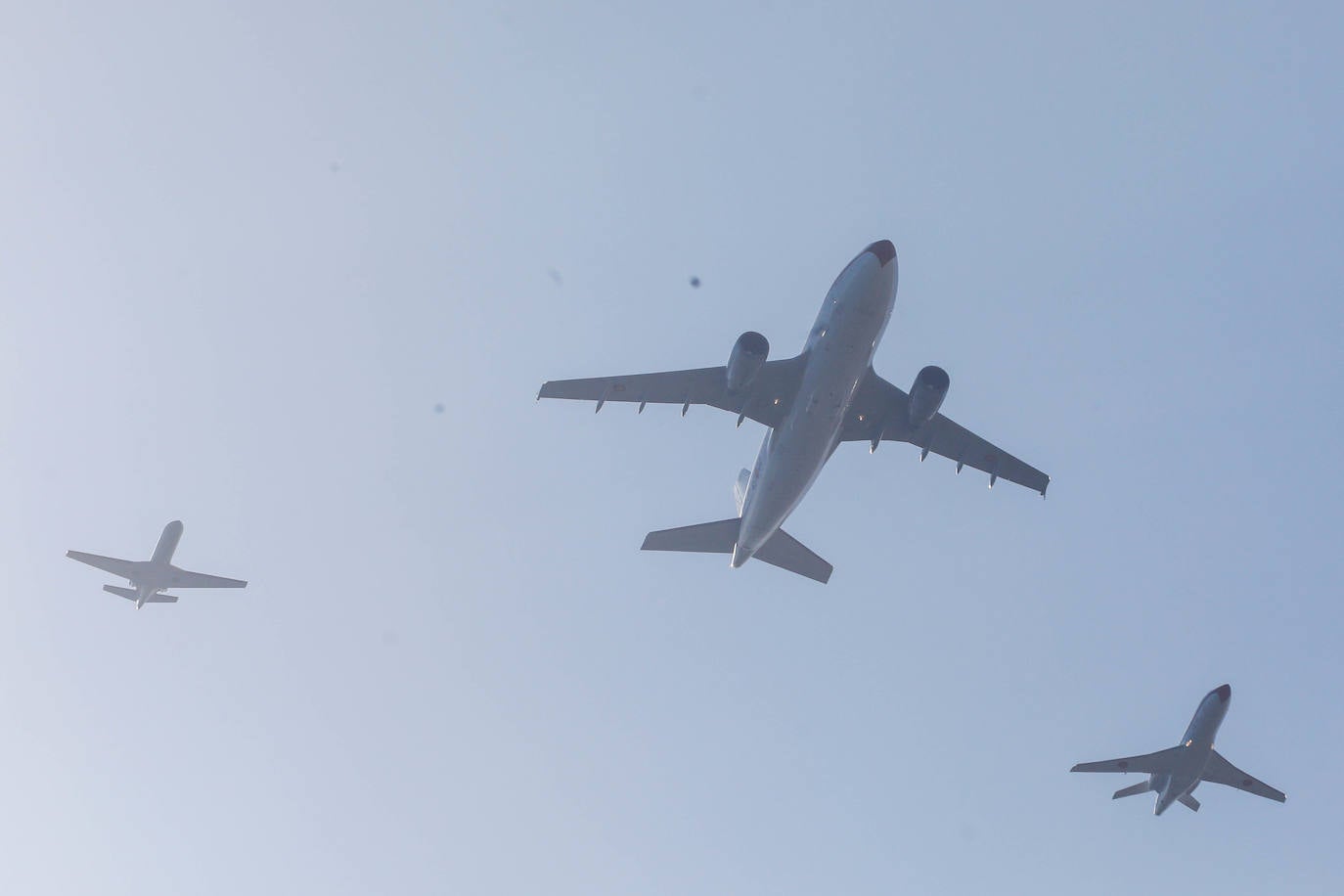 Aeronaves del Ejército del Aire, del de Tierra y de la Armada en el cielo de Gijón