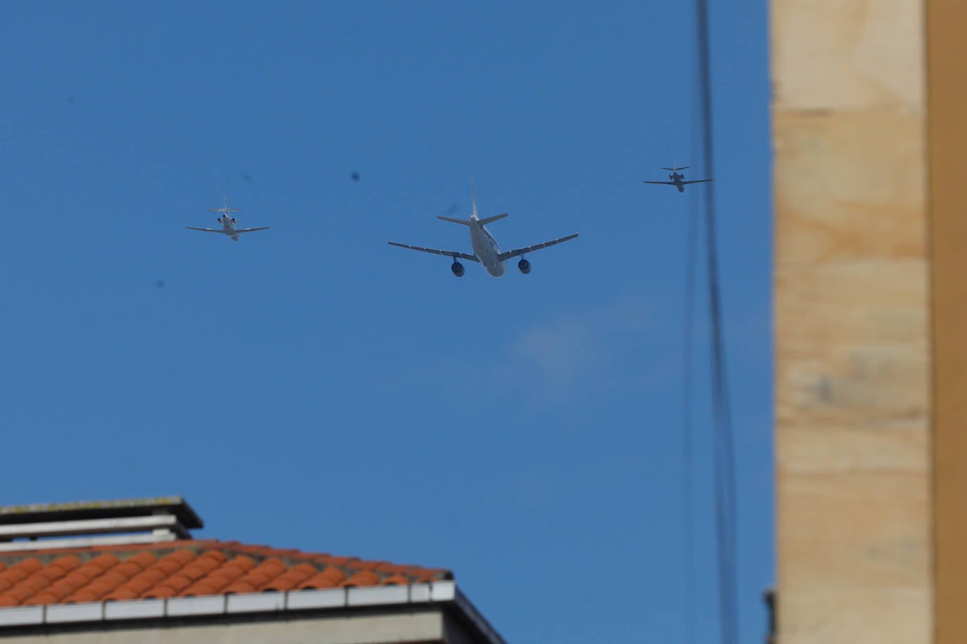 Aeronaves del Ejército del Aire, del de Tierra y de la Armada en el cielo de Gijón