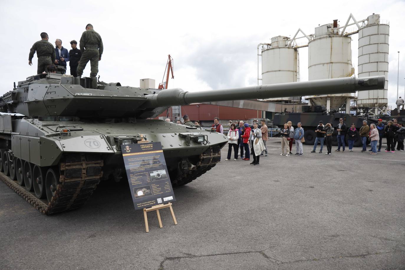 Las Fuerzas Armadas exhiben su potencial en El Musel