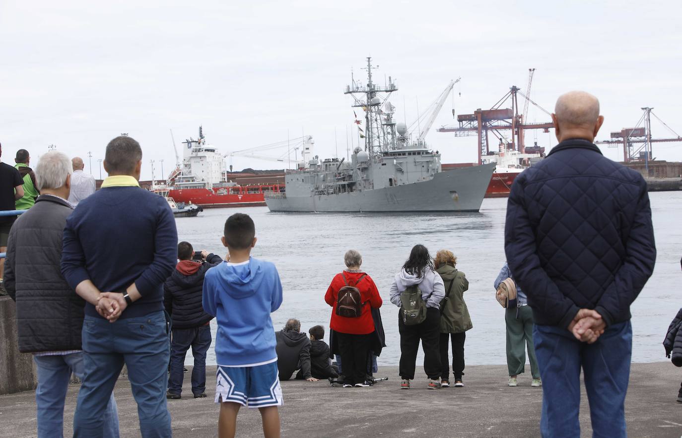 Las Fuerzas Armadas exhiben su potencial en El Musel