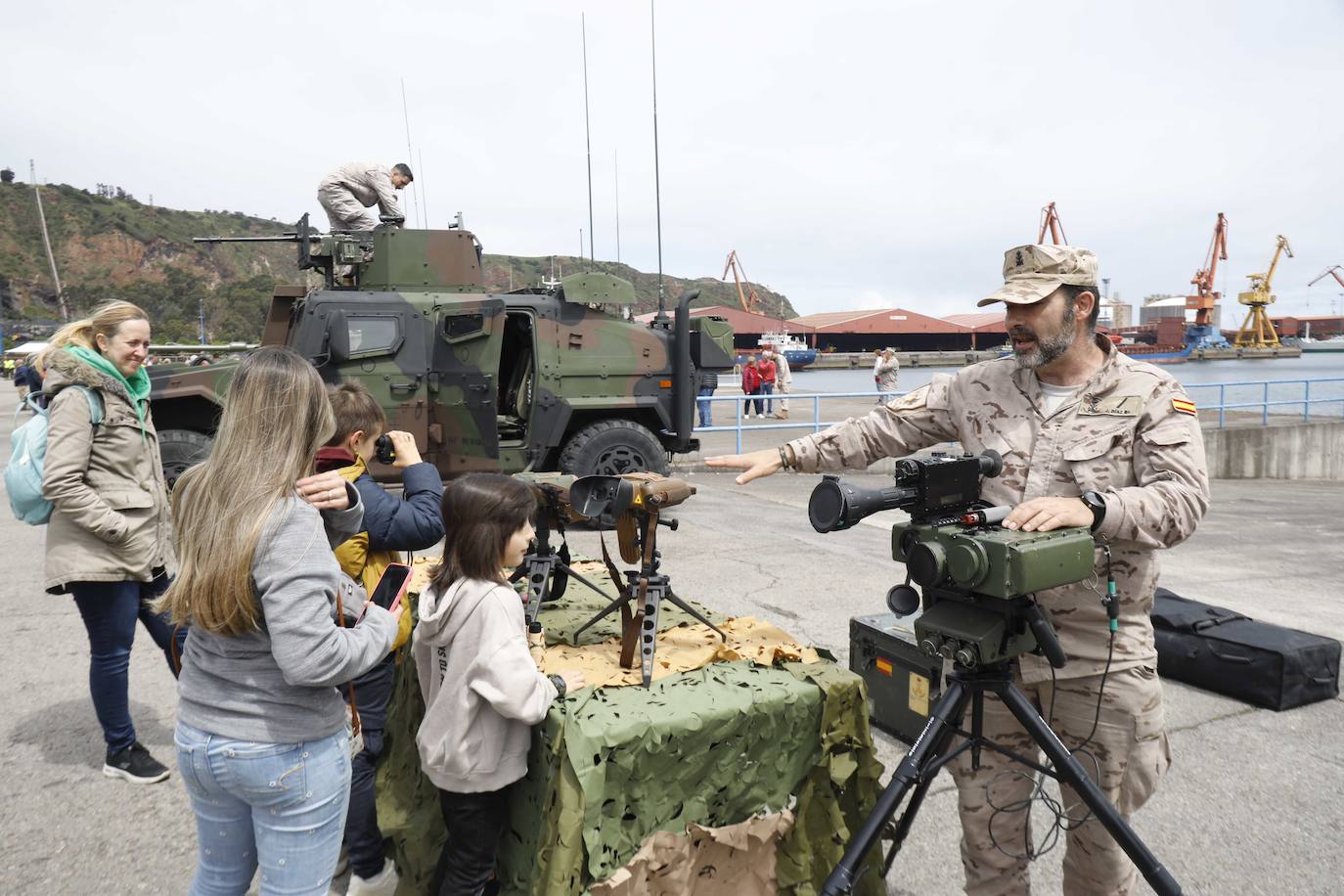 Las Fuerzas Armadas exhiben su potencial en El Musel