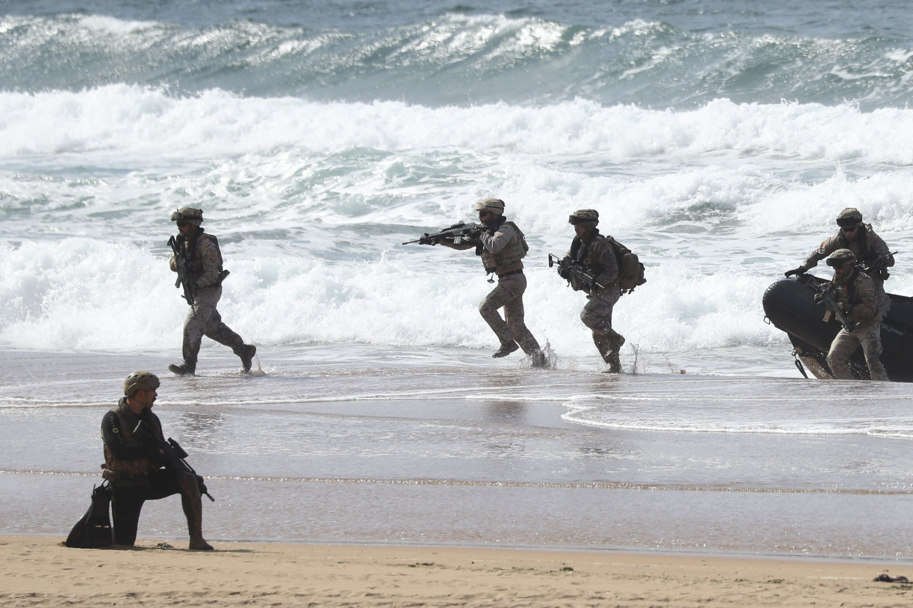 Gijón vive un desembarco de película del Ejército