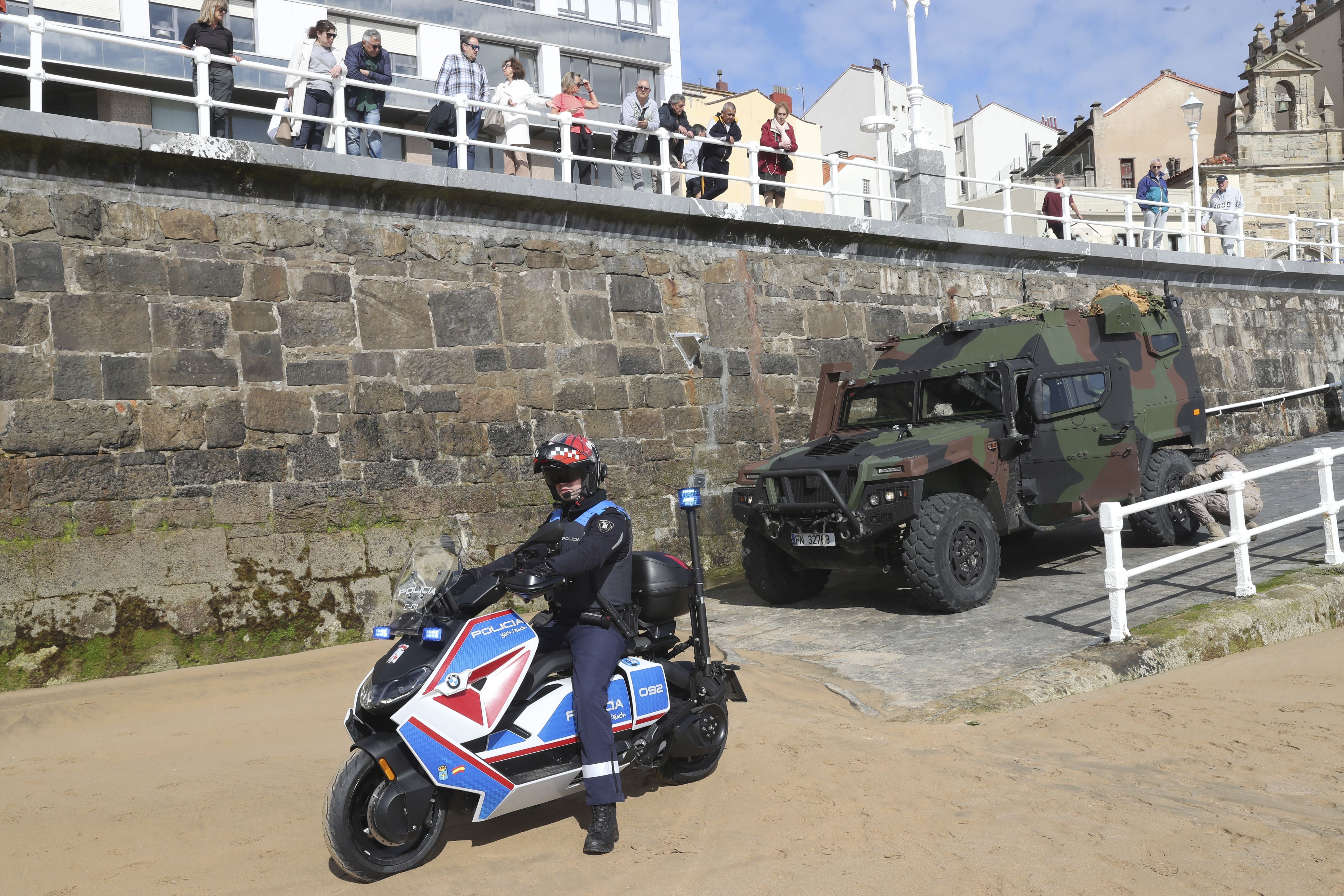 Gijón vive un desembarco de película del Ejército