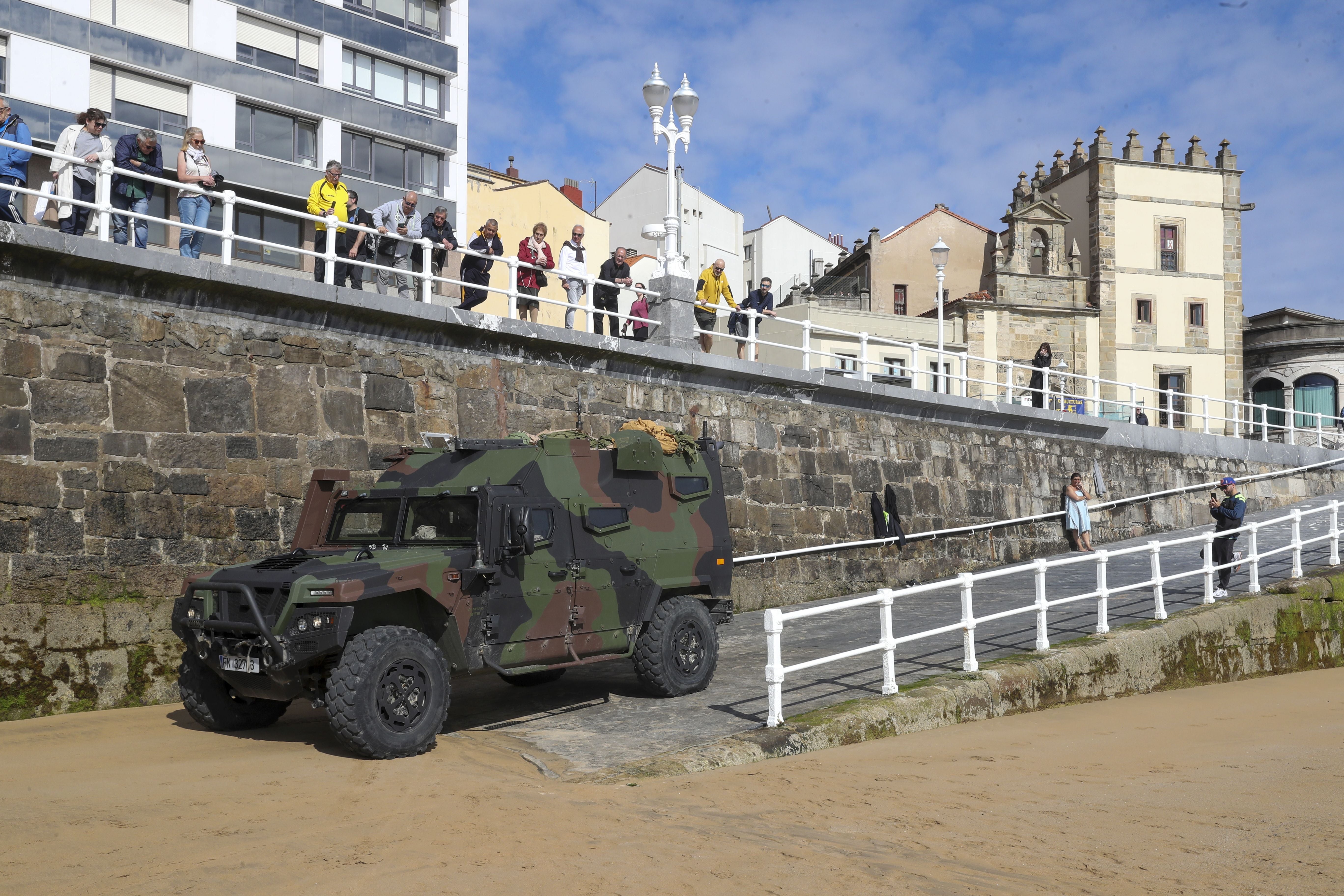 Gijón vive un desembarco de película del Ejército