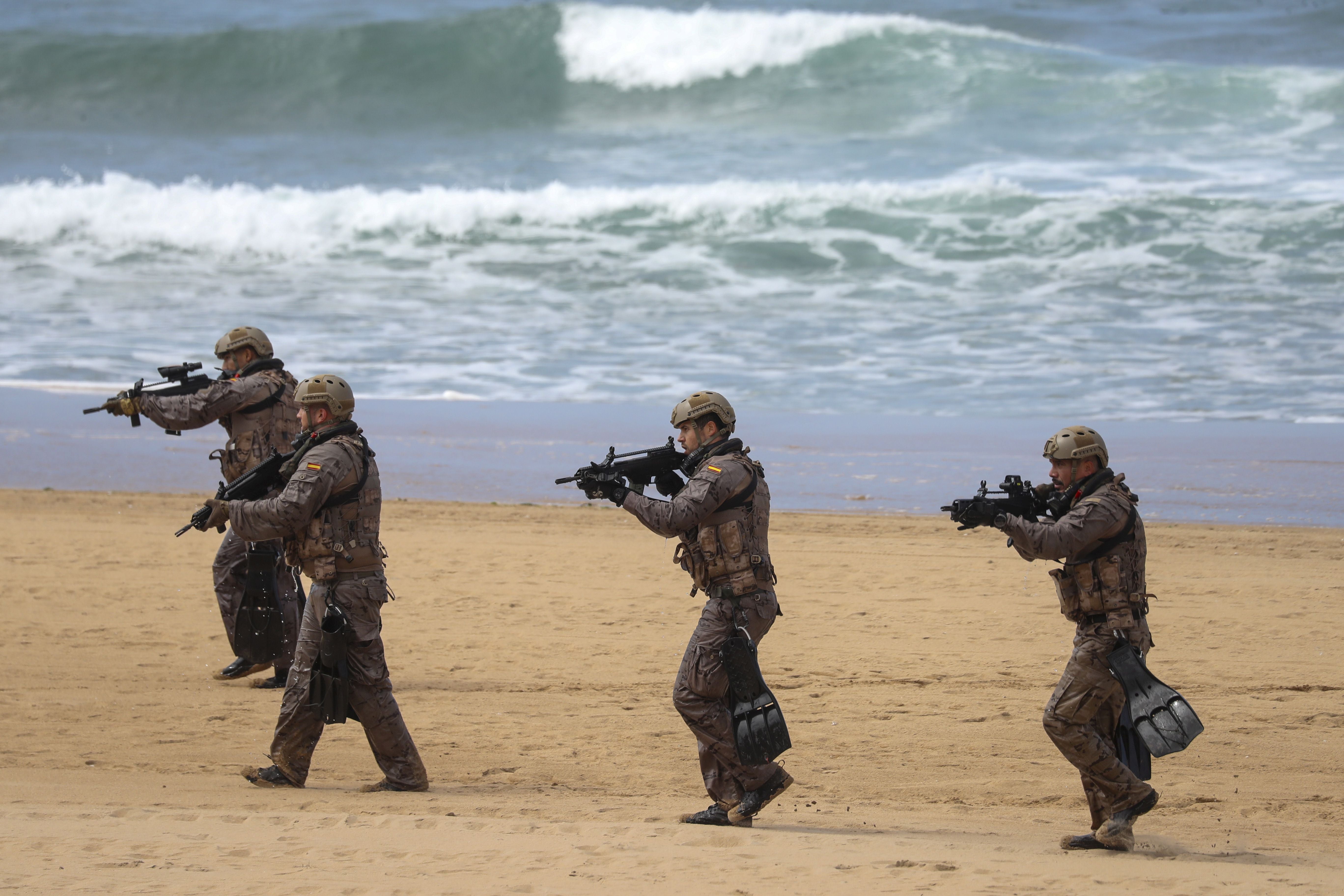 Gijón vive un desembarco de película del Ejército