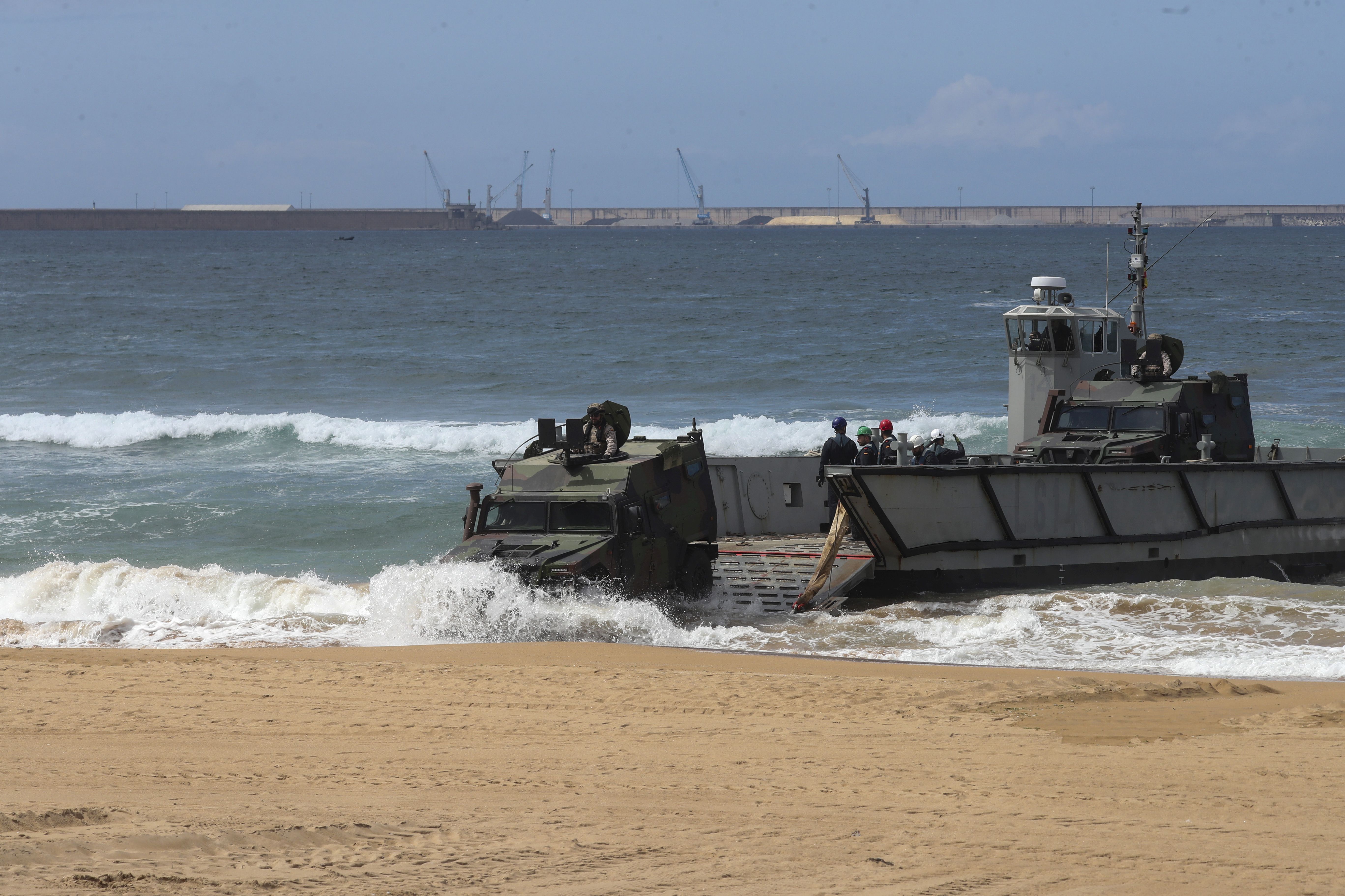 Gijón vive un desembarco de película del Ejército