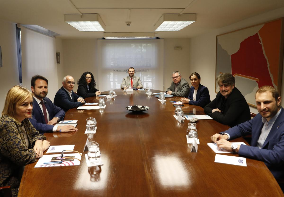 De izquierda a derecha en la imagen, la diputada del grupo Mixto, Covadonga Tomé; el portavoz del grupo parlamentario Popular, Álvaro Queipo; el director general de el director general Acción Cultural y Normalización Llingüística, Antón García; la consejera de Cultura, Política Llingüística y Deportes, Vanessa Gutiérrez; el presidente del Principado de Asturias, Adrián Barbón; el presidente de la Academia de la Llingua Asturiana (ALLA), Xosé Antón González Riaño; la portavoz del grupo parlamentario socialista, Dolores Carcedo; el portavoz de Convocatoria por Asturies-IU-Más País-IAS, Xabel Vegas, y el diputado del Grupo Mixto, Adrián Pumares.