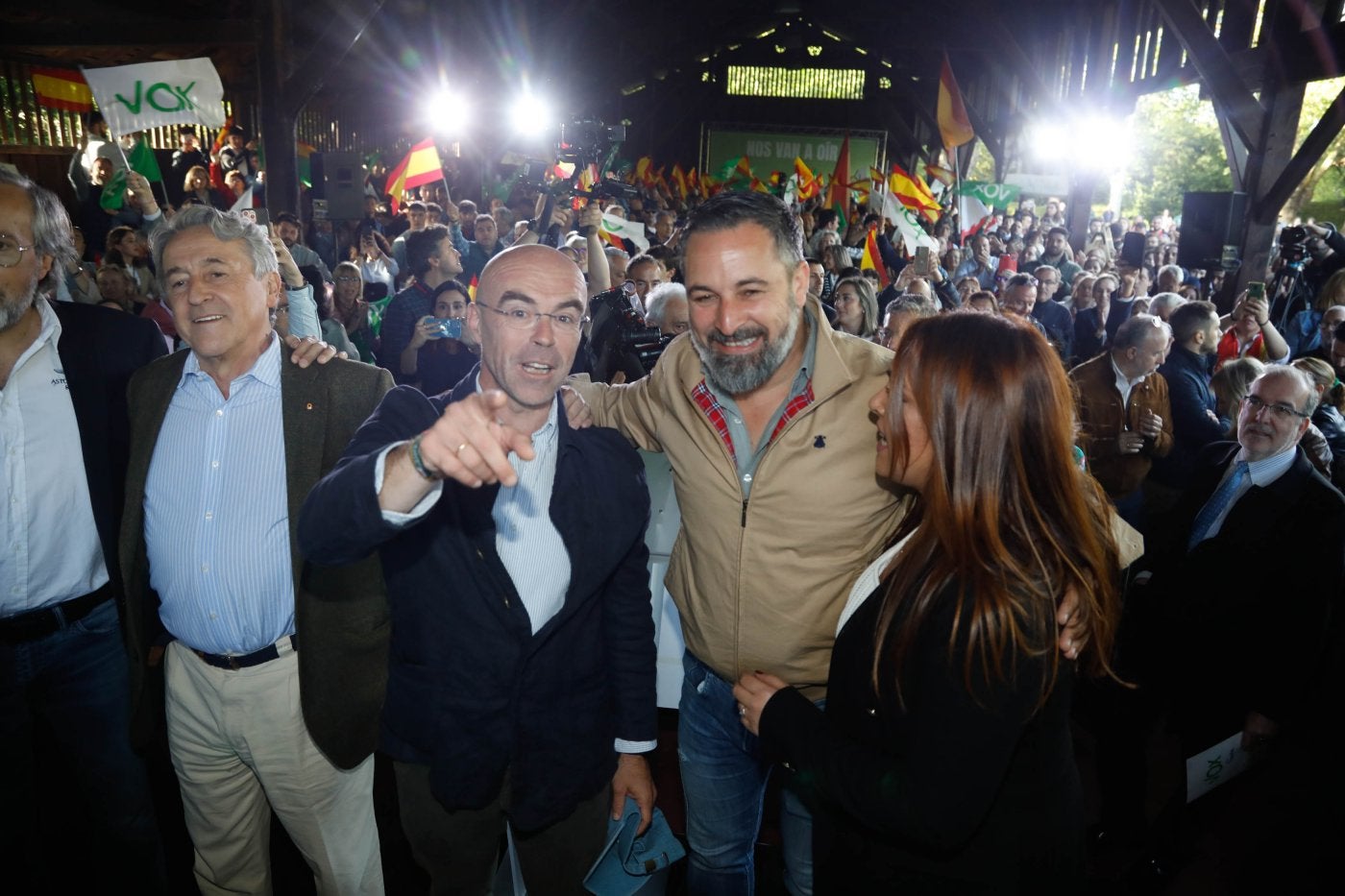 Herman Terstch, Jorge Buxadé, Santiago Abascal y Carolina López, antes del mitin en un Muséu del Pueblu d'Asturies abarrotado.