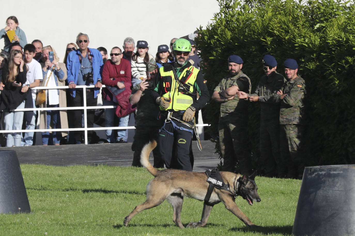 Las Mestas, escenario militar en Gijón