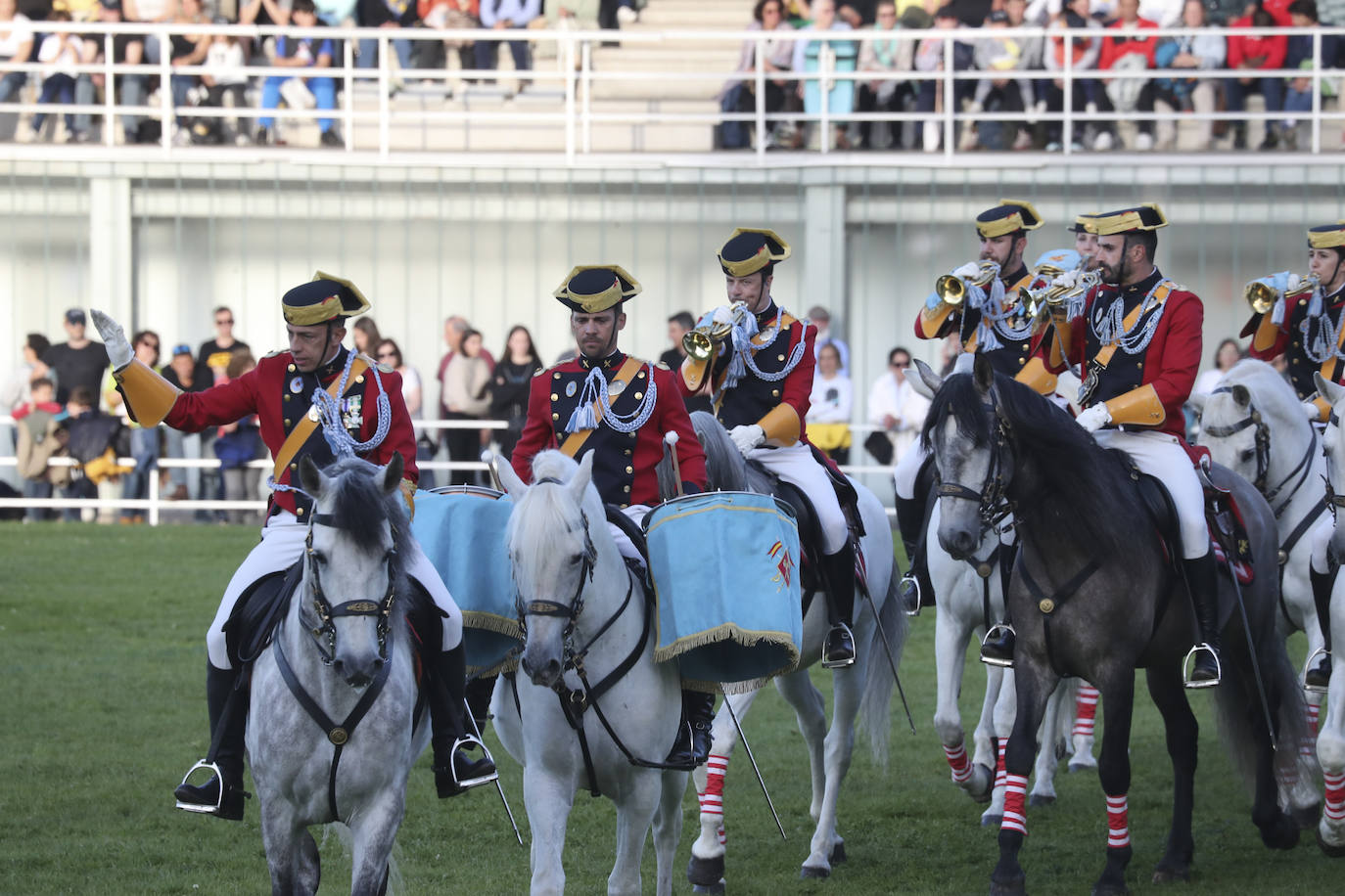 Las Mestas, escenario militar en Gijón