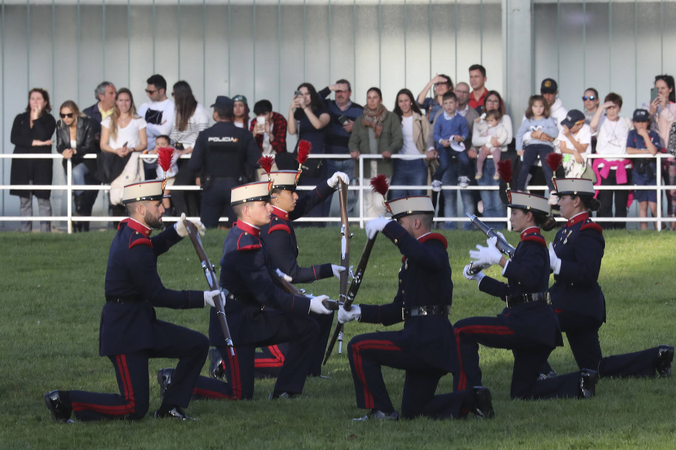 Las Mestas, escenario militar en Gijón